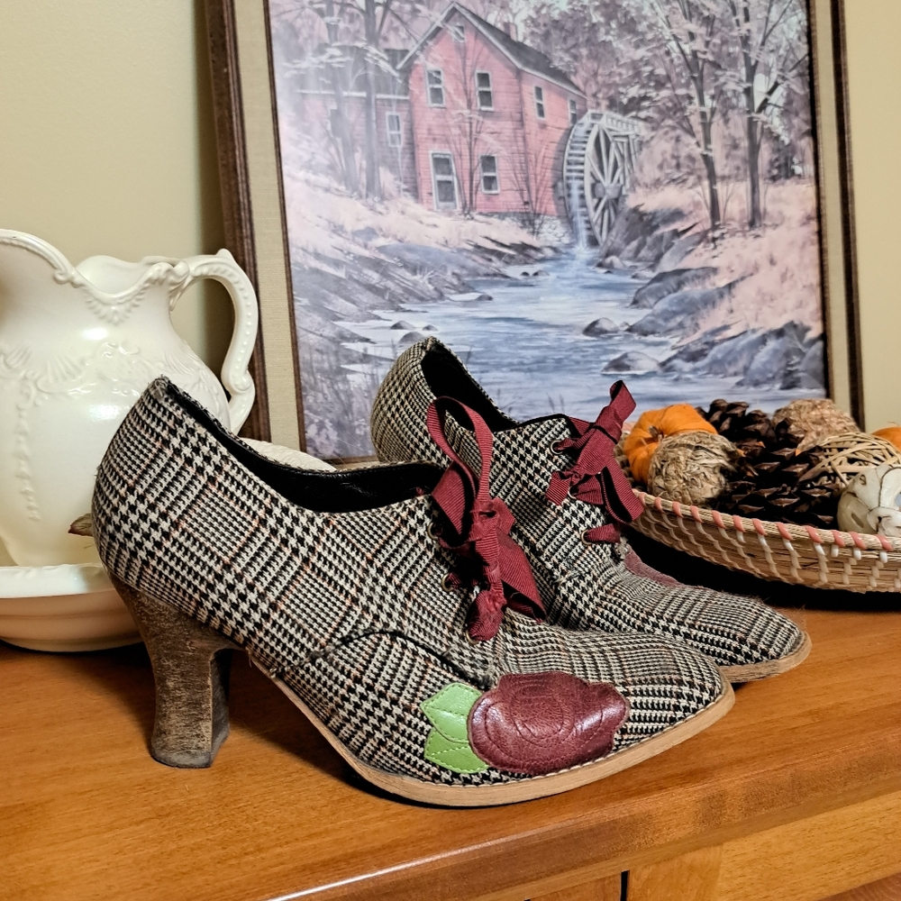 Ginita Glen Plaid Lace Up Heeled Oxfords in size 39/8